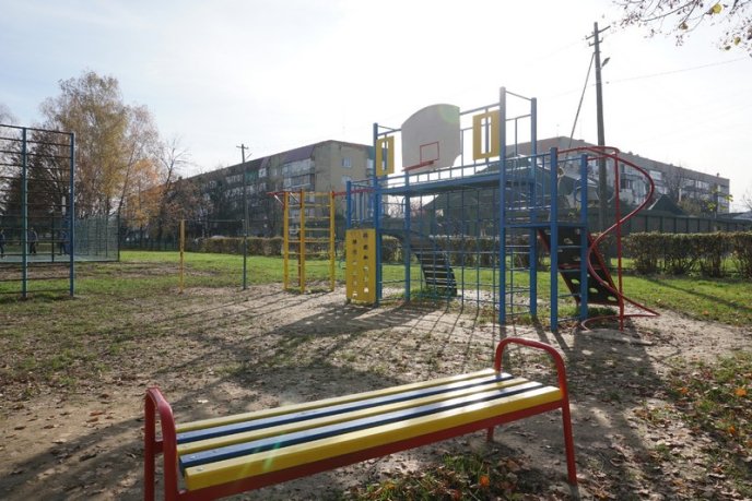 У Мукачеві в НВК №11 відкрили міні-футбольне поле – 06 У Мукачеві в НВК №11 відкрили міні-футбольне поле – 06