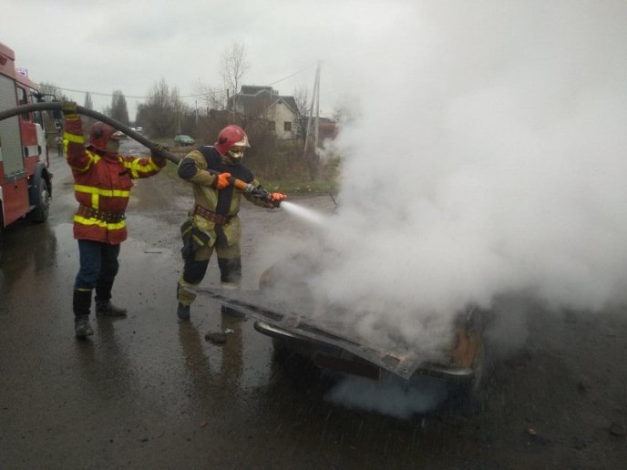 Під час руху загорівся автомобіль. Водій злякався і втік – 01