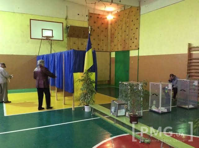 На виборчій дільниці в ЗОШ №16 перші виборці з’явились за 15 хвилин до старту голосування – 05