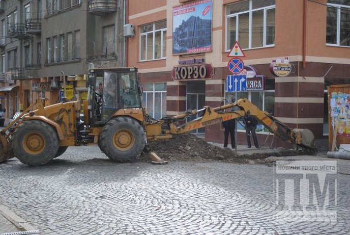 Задля проведення каналізації у Мукачеві перекрили цілу вулицю (ФОТО) – 03