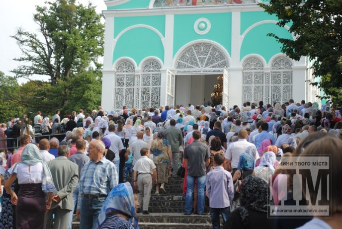 Тисячі вірників прийшли помолитись до мукачівського Свято-Миколаївського жіночого монастиря (ФОТО) – 12 Тисячі вірників прийшли помолитись до мукачівського Свято-Миколаївського жіночого монастиря (ФОТО) – 12