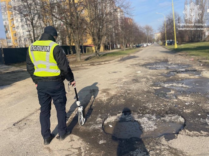 Численні ями на дорогах: на Закарпатті патрульні склали низку адмінматеріалів – 01
