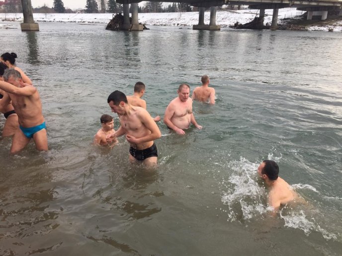 Як у Мукачеві воду освячували та занурювалися в Латорицю – 19