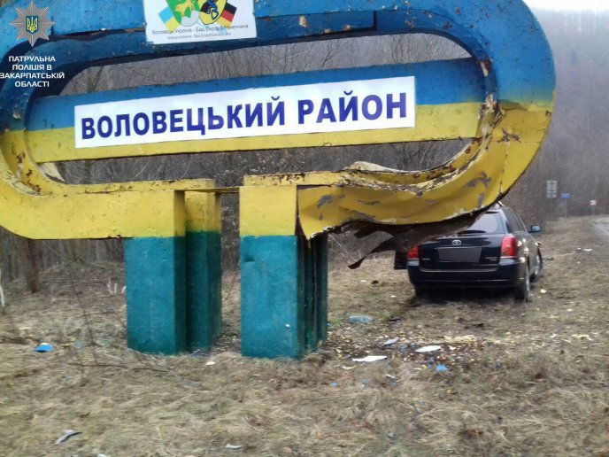 Водій на своїй автівці в’їхав у стелу, що розмежовує Воловецький та Свалявський райони – 01