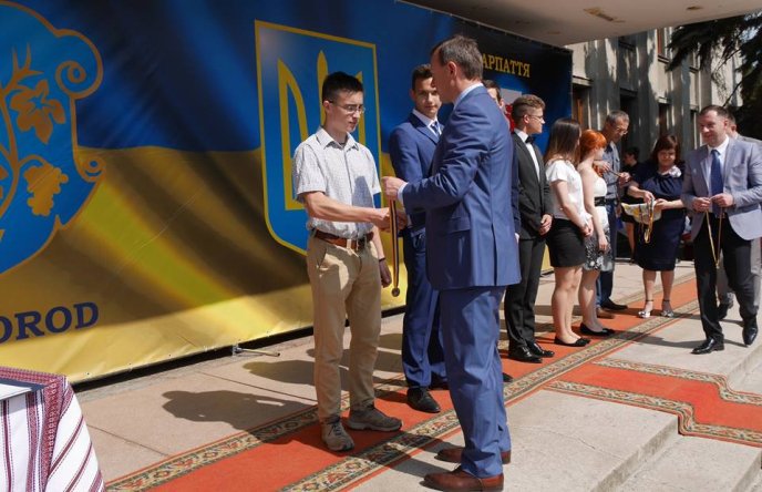 Загальноміський парад випускників відбувся і в Ужгороді – 11