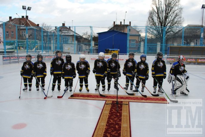 У Мукачеві урочисто відкрили льодову ковзанку (ФОТОРЕПОРТАЖ) – 06