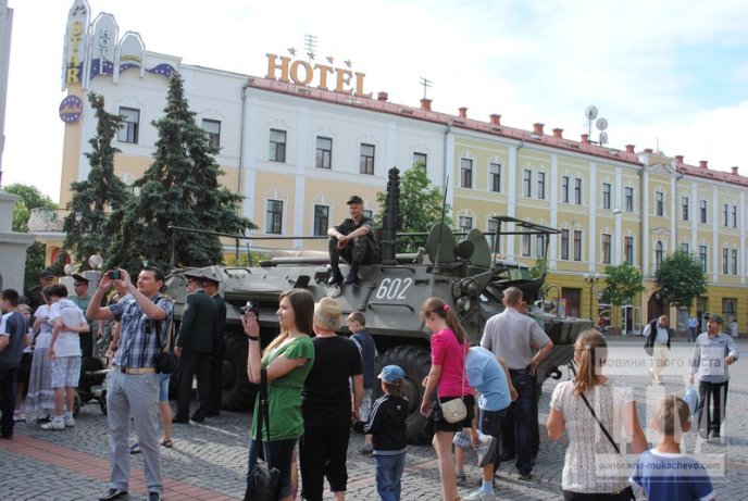 В центрі Мукачева проходить виставка військової техніки та озброєння 128-ї окремої гірсько-піхотної бригади (ФОТО) – 02