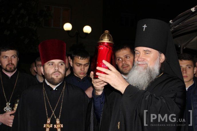 Мукачівці зустріли Благодатний Вогонь, який зійшов у Єрусалимі – 19