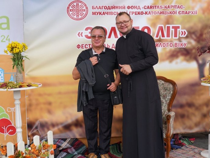 Салон краси просто неба: в Ужгороді зробили подарунок для людей похилого віку – 11 Салон краси просто неба: в Ужгороді зробили подарунок для людей похилого віку – 11