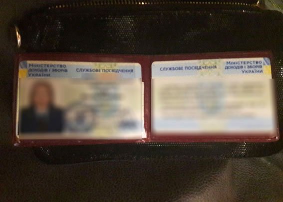 На хабарі у 750 доларів "погоріли" митник та прикордонник – 03