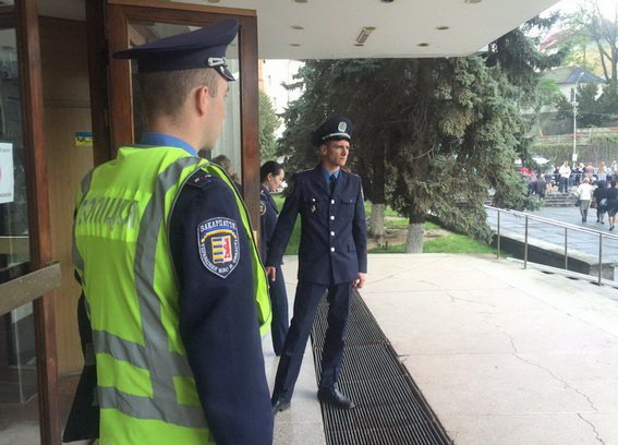 Близько ста людей із будівлі Ужгородської міськради евакуйовано: поліція шукає вибухівку – 03