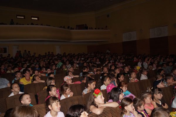 Тячівським школярам презентували виставу-казку «Жила-була Сироїжка» – 07