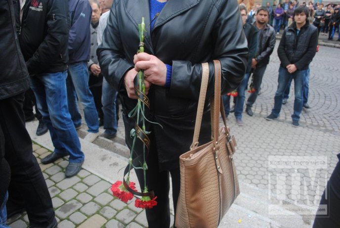 Сум, плач та сльози: Мукачево попрощалось з героєм-земляком (ФОТОРЕПОРТАЖ) – 16