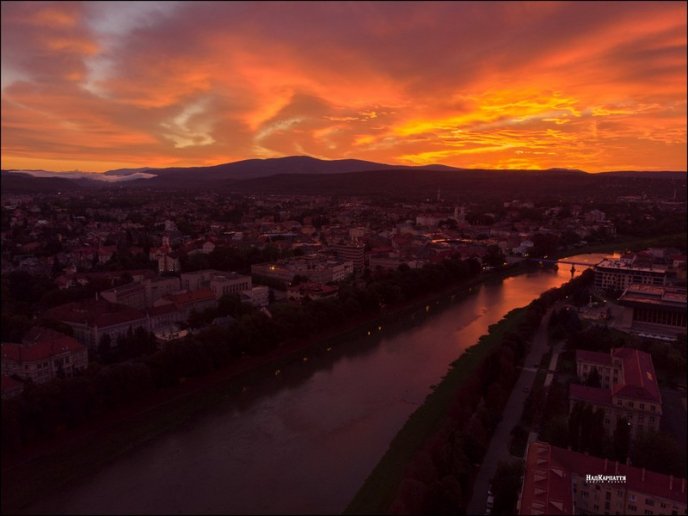Неймовірний схід сонця в Ужгороді: у мережі опублікували фото – 01