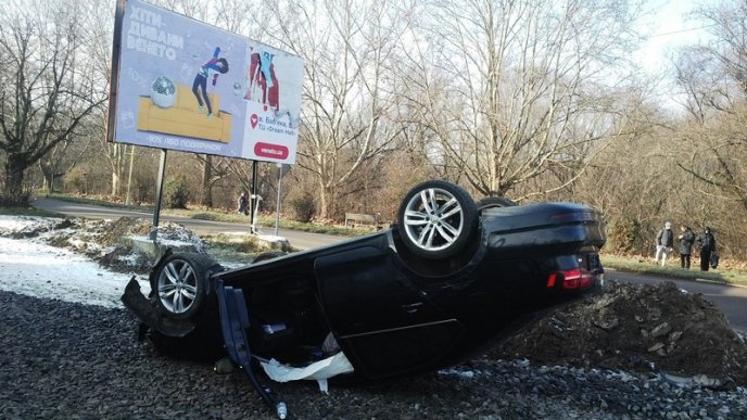 Аварія в Ужгороді: авто перекинулось на дах – 01