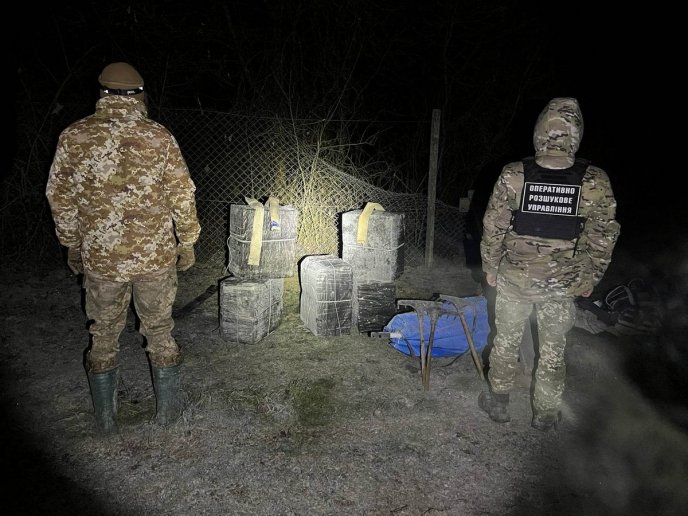 Тракторист-контрабандист ледь не наїхав на прикордонників – 01 Тракторист-контрабандист ледь не наїхав на прикордонників – 01