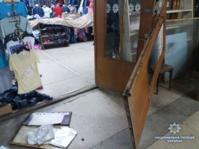 4 зловмисників вночі намагалися пограбувати ринок – 07