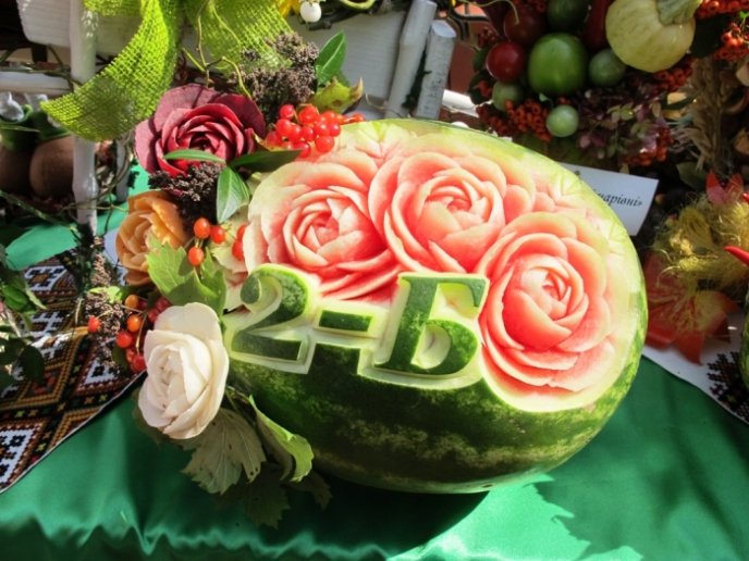 У центрі Ужгорода проходить креативна виставка осінніх дарів "СмачноФест" – 01