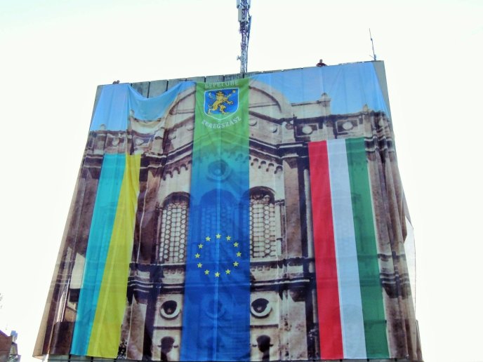 У центрі Берегова закріпили велетенський банер, щоб не видно було обшарпані стіни Будинку культури – 04