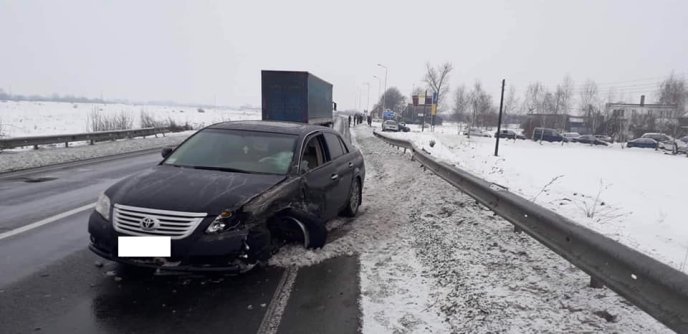 На трасі "Київ-Чоп" сталась ДТП: внаслідок зіткнення автівку відкинуло в будівлю кафе – 01