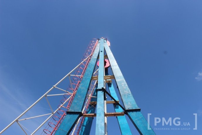 У Мукачівському парку "Перемога" встановлюють "чортове колесо" – 04