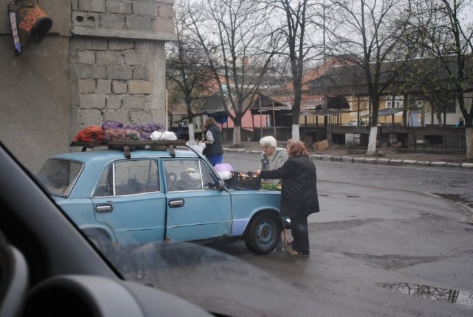 Стихійна торгівля в Мукачеві: влада бачить вибірково (ФОТОРЕПОРТАЖ) – 07