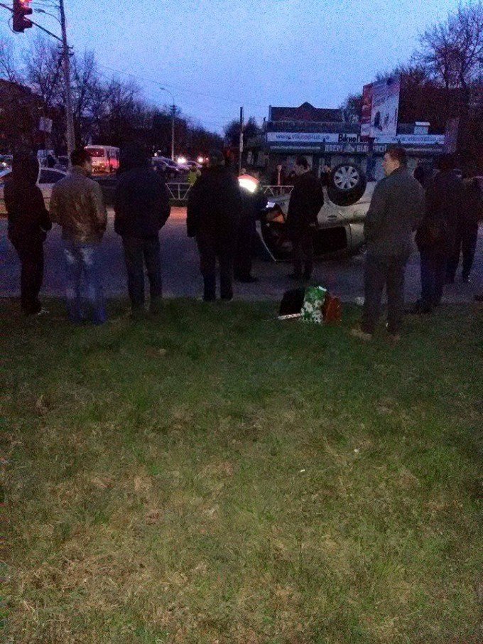 В обласному центрі перекинувся легковик (ФОТО) – 01