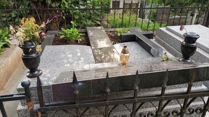 В Ужгороді невідомі вандали поламали надгробні пам’ятники – 04