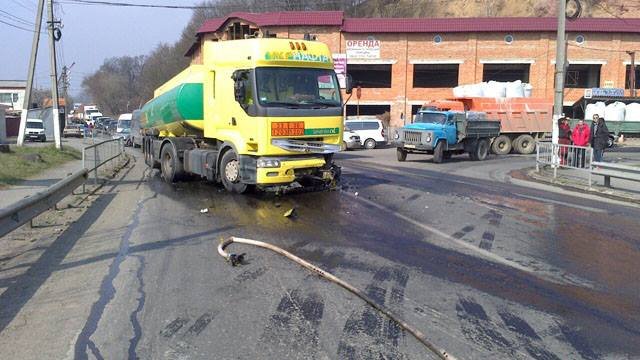 Рятувальники розповіли деталі зіткнення двох автівок – 02