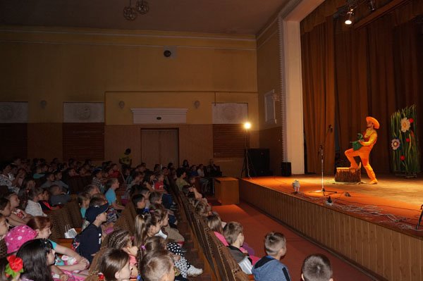 Тячівським школярам презентували виставу-казку «Жила-була Сироїжка» – 04