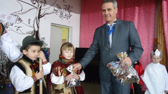 У селищі Ясіня співали старовинні та сучасні колядки. Глядачі у захваті – 04