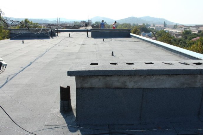 В Мукачеві на семи багатоповерхівках ремонтують дах – 04