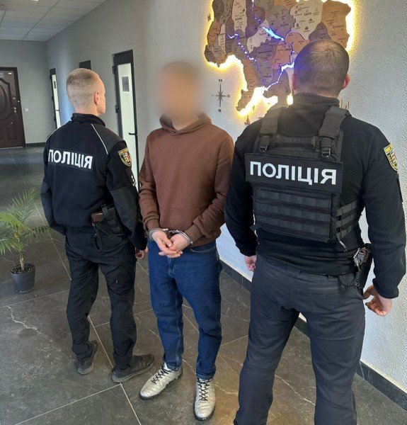 В одному з міст Закарпаття вночі обікрали дві піцерії, кав’ярню та магазин одягу – 01 Чоловік обікрав кілька закладів