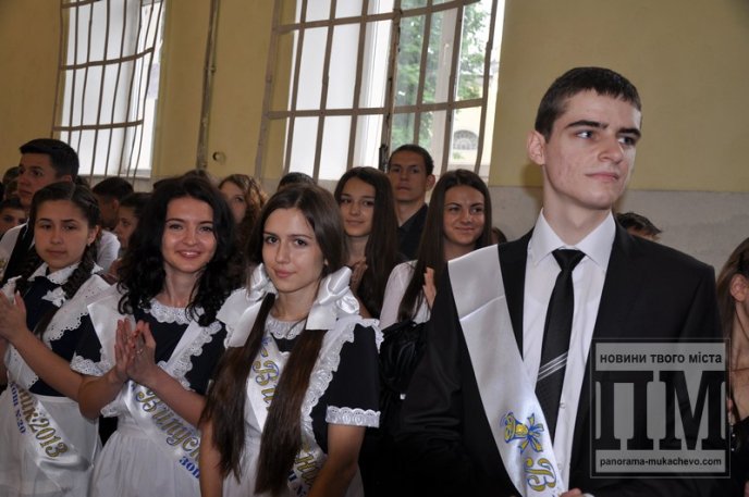 У мукачівській ЗОШ №20 відбулось свято "Останнього дзвоника" (ФОТО) – 04