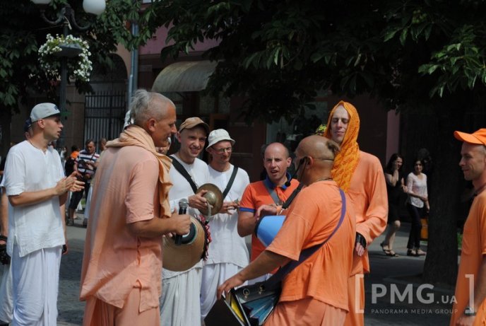Кришнаїти пройшлись Мукачевом, прославляючи свого духовного наставника – 07