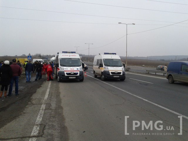 Неподалік Ужгорода жахлива ДТП: мікроавтобус із пасажирами з’їхав у кювет і перекинувся – 06