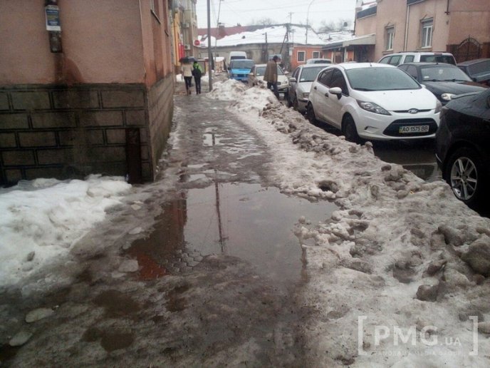 У Мукачеві тротуари та вулиці залиті водою, подекуди суцільний лід – 10