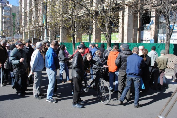 Один день з життя Майдану: на що перетворилась центральна площа України за місяць після революції (ФОТОРЕПОРТАЖ) – 12