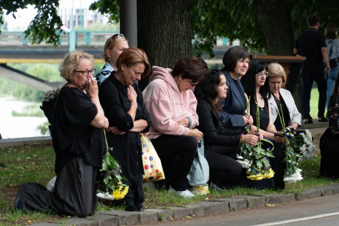 Залишилися мама, донька і брат: Закарпаття попрощалось із полеглим Героєм – 04