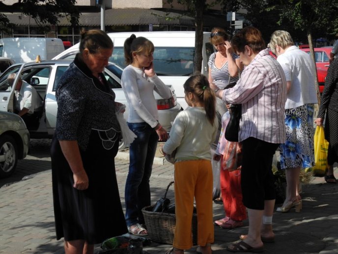 В Ужгороді розквітає несанкціонована торгівля (ФОТО) – 01 В Ужгороді розквітає несанкціонована торгівля (ФОТО) – 01