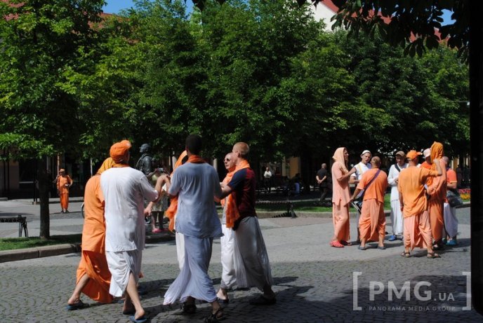 Кришнаїти пройшлись Мукачевом, прославляючи свого духовного наставника – 02