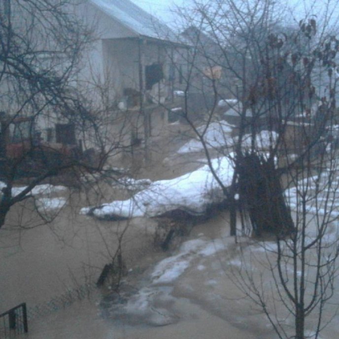 На Свалявщині велика вода підтопила оселі місцевих, люди у відчаї – 03