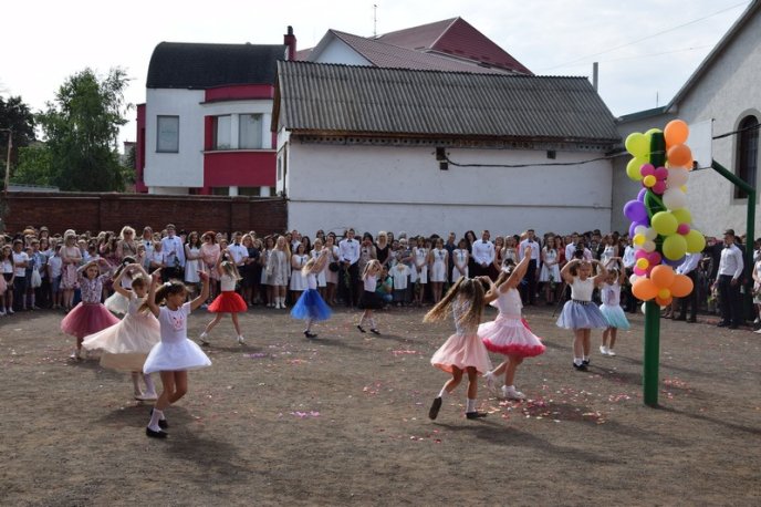 У школах Мукачева пролунав останній дзвінок – 24
