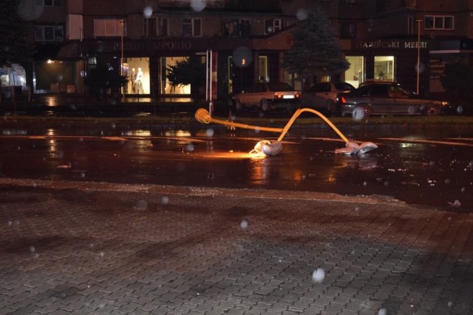 В Ужгороді на дорогу впав ліхтарний стовп – 05