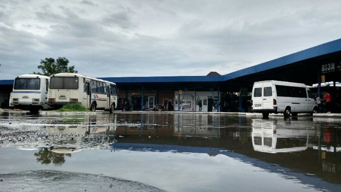 Як у Мукачеві на автостанції після вчорашньої зливи автобуси "плавали" – 02