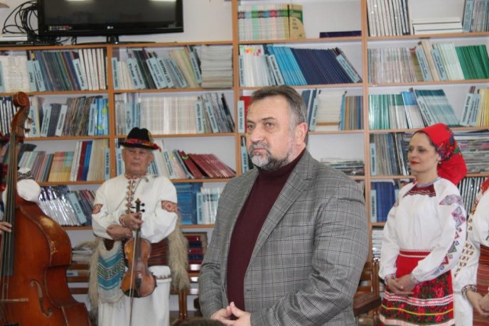 У Закарпатській обласній бібліотеці презентували книги і танцювали народні танці – 04