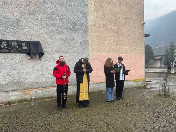 У Рахові відкрили пам’ятну дошку на честь полеглого захисника – 02 У Рахові відкрили пам’ятну дошку на честь полеглого захисника – 02