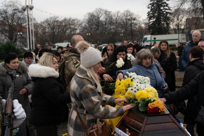 В Ужгороді з військовими почестями поховали полеглого захисника – 06