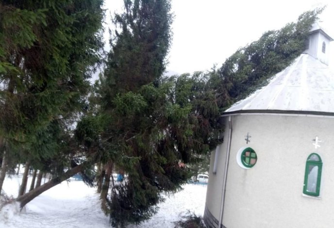 На Перечинщині шквальний вітер зніс дах на шкільній котельні – 02