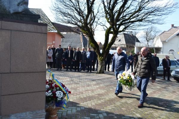 Тячівці поклали квіти до пам’ятника Тарасу Шевченку – 05